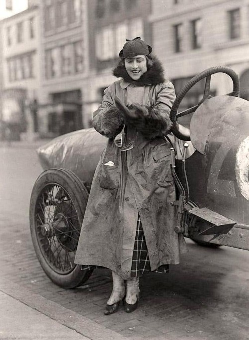 peerintothepast:

"Woman Auto Racer, Miss Elinor Blevins" 1915 #History @DanicaPatrick  Source: loc.gov

