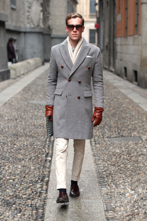 preppybynature:

Grey Cashmere Double Brested and Oxblood Weejuns. Love the cut of the trousers!