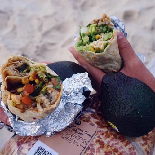 tessbegg:

Veggie burritos + avocado &amp; bread down the beach😇😇🐳 Filmed a bit and waiting for wifi so i can edit all my stuff together and upload it😊 #vegan
