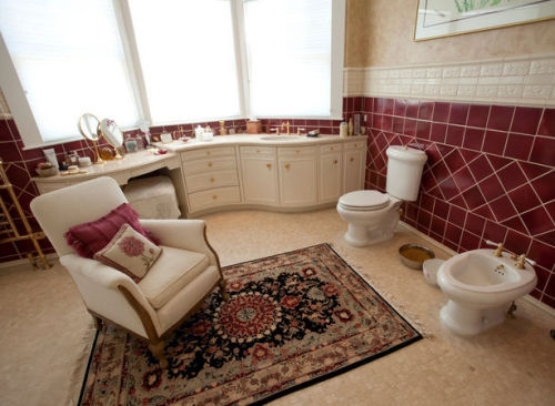 On cold winter nights there’s nothing quite like curling up in front of a roaring toilet.
Book now available on Amazon
Follow on Twitter @BadRealtyPhotos