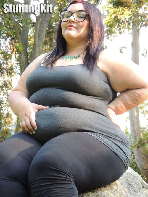 sphenis:

swissfa:

nice fat rolls… love tight shirts on fat girls…

^Same &lt;3
