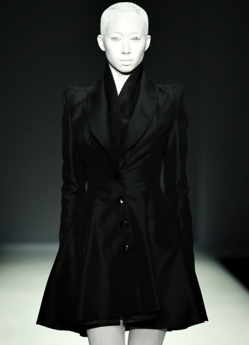 130186:</p><br /><br /><br />
<p>Hu Sheguang S/S Haute Couture 2014 <br /><br /><br /><br />
