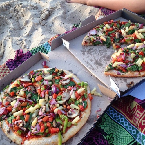 oliveearth:

It doesn’t get much better than eating vegan pizza on the beach with your bestie🙌👭🌊🍕 missing this evening😭 #veganpizza #pizzaonthebeach