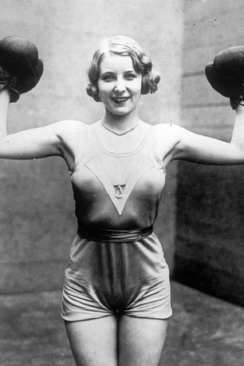 historicaltimes:

Elsie Connor, boxing champion at Broadway, New York City, August 5, 1931 via reddit