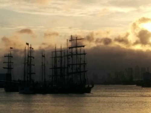 weconqueratdawn:

Pleasingly ‘age of sail’ look to the Thames currently.
