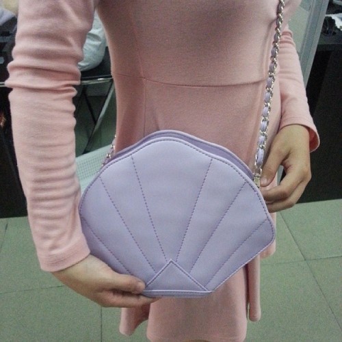 killthemwithcuteness:

pastelcubes:

spreepicky:

funnymeko:

what a cute bag #spreepicky #shell #bag #shellbag #kawaii #cute

Model is Meko ;)how cute! This is for
pastelcubes
luly;)

Own my bag *-* so so cute! &lt;3

NEED