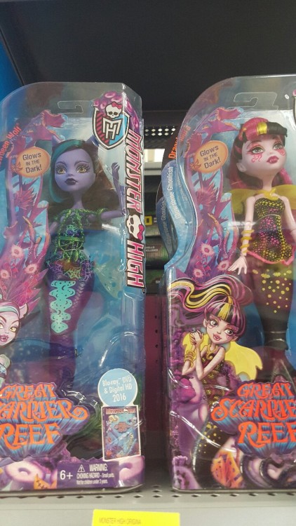 ashiok:

my store got clawdeen and draculaura in!!
