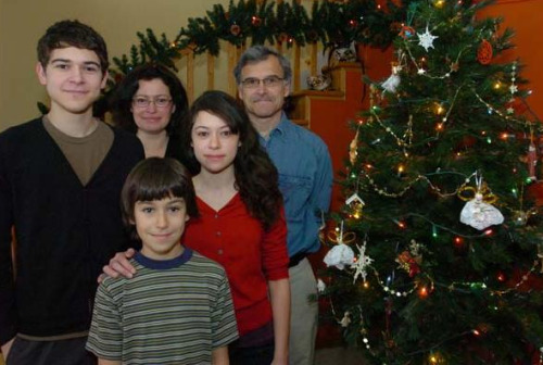Tatiana Maslany med familie i billedet
  