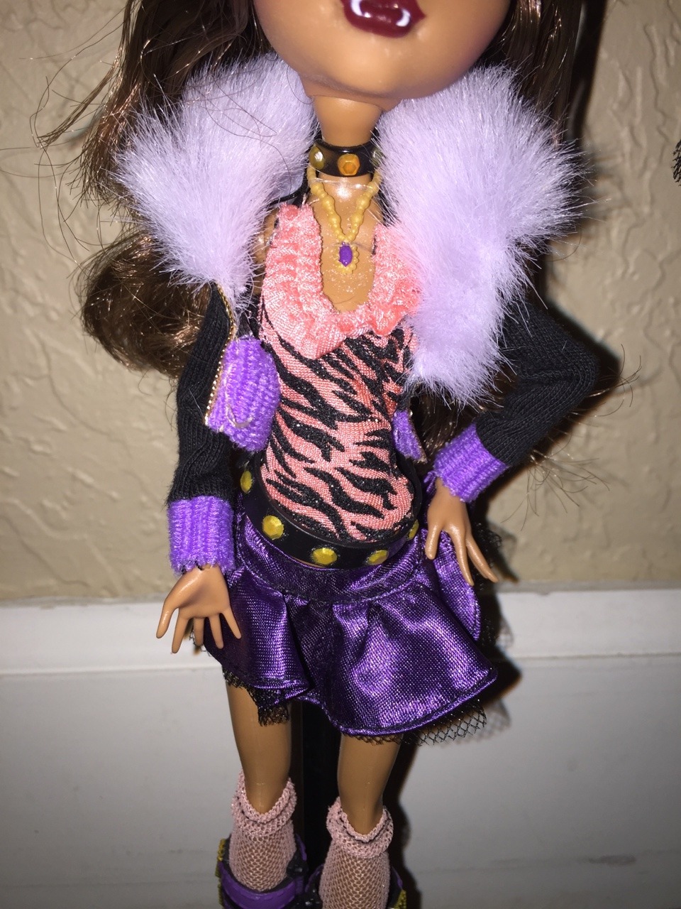sailorevermonster:

Clawdeen Wolf Frightfully Tall and First Release Clawdeen comparison.