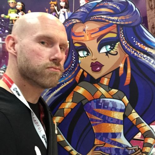 torringtonthethird:

Posing with the drop dead goregeous Cleo DeNile! #monsterhigh #cleodenile #mh #dolls #dudeswithdolls #SDCC #comiccon #vacation #gaygeek @monsterhigh  (at San Diego Convention Center)