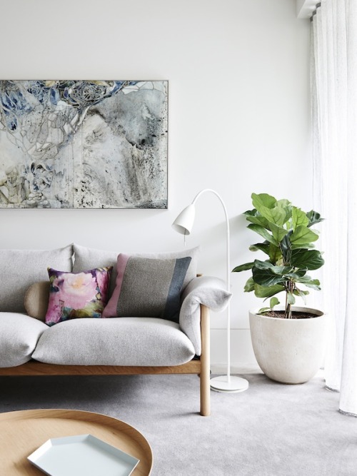 Living room. Artwork by Belinda Fox from Scott Livesey Galleries, fiddle leaf fig tree from Glasshaus Nursery, couch by Jardan. Photo - Eve Wilson. Photography - Eve Wilson.
Via Design Files