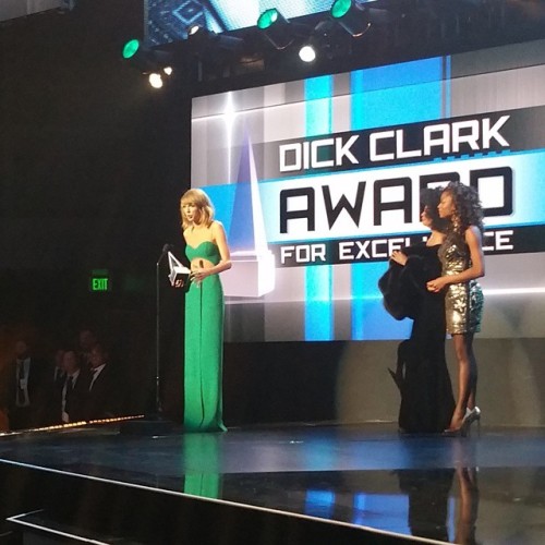 @taylorswift accepting the Dick Clark Excellence Award. @TheAMAs #amas http://ift.tt/1rgcCys