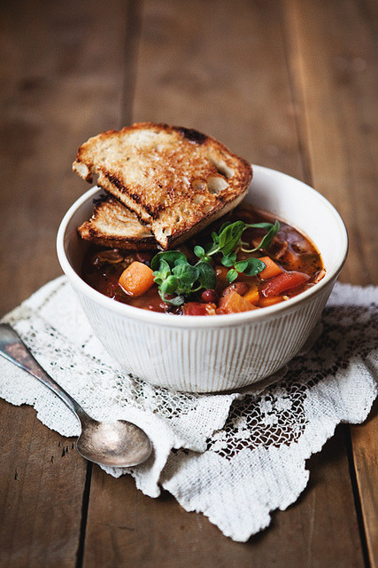 unrich:


french—paradise:

h-o-r-n-g-r-y:

mixed bean soup by the little red house on Flickr.

Xx

