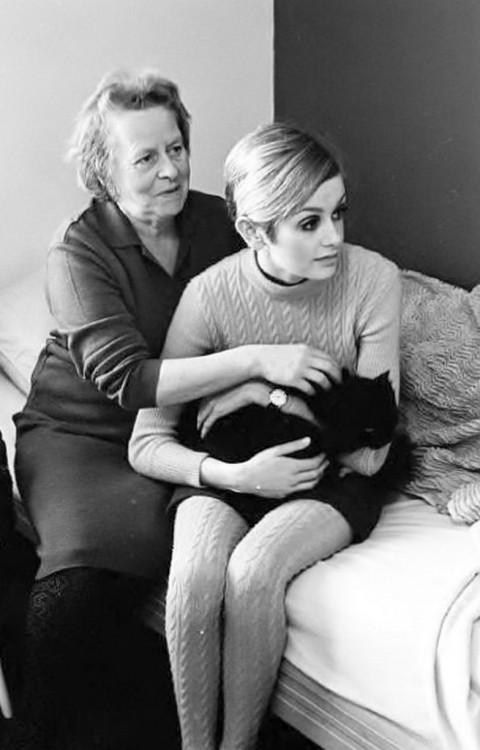 Amazing Historical Photo of Twiggy with Nellie Hornby in 1966 