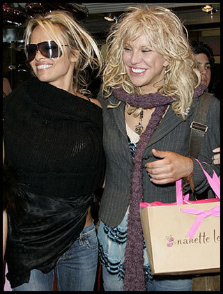 Foto van Courtney Love  & haar vriend Pamela Anderson