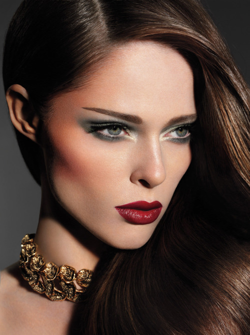 makeupyourmood:

Tom Ford Eye Color Quad in Sahara Haze and Lip Color in Scarlet Rouge. Tom Ford necklace
