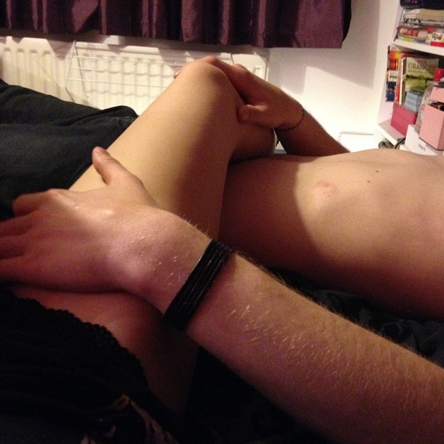 morkot:

#em #couple #pale

Oh look it&rsquo;s my leg ;)