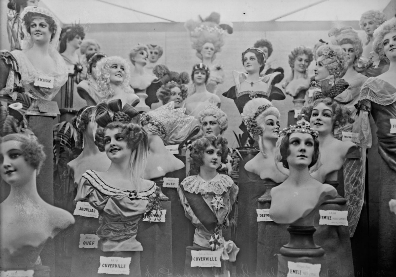 pierrotgourmand:

Exposition de la coiffure à Luna Park - 

photographie de presse / Agence Rol - Paris, 1922.
source Bnf
