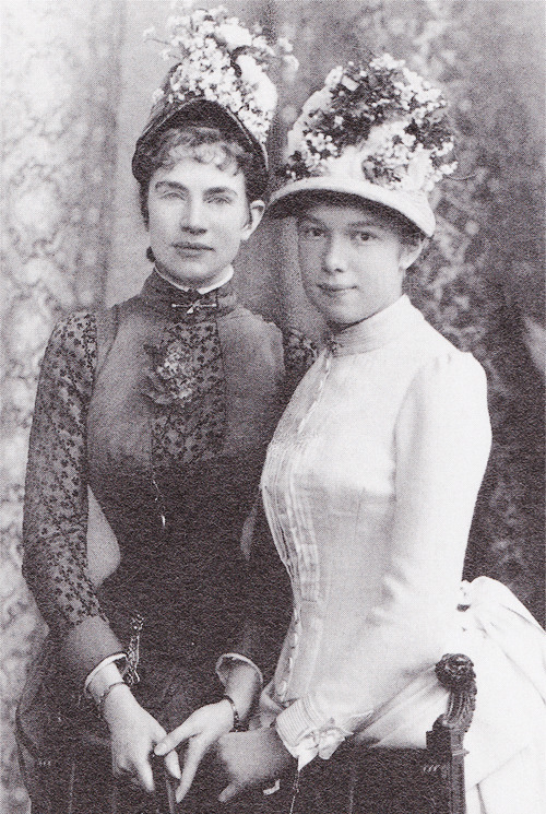 9ri:

misshonoriaglossop:

Archduchesses Gisela and Marie Valerie

Empress Sissi’s daughters
