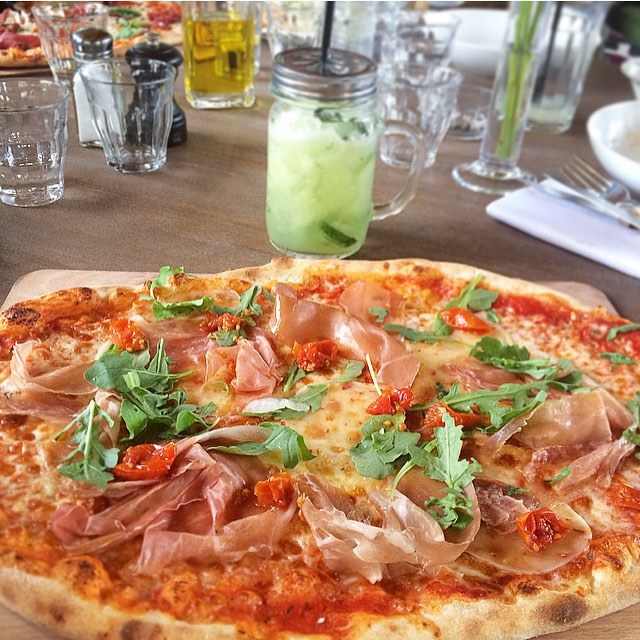 Big Pizza for a big moment with friends @auteuilbrasserie 👌😋🍕
Salumeria #pizza &amp;
#green #detox #cocktails ( #kiwi #cucumber and #mint )
#rooftop #paris #family #friends #weekend #summer #amazing #auteuil #paris16 #terrasse  (à Auteuil Brasserie)