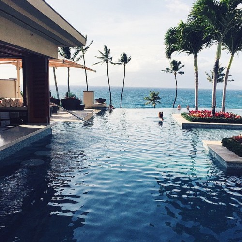 leinetagrm:

Music should play under the water in every pool, like it does in the one 💙👌 @fsmaui by tashoakley