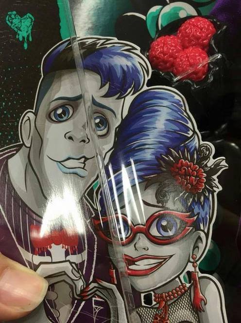 christina-articulates:

From Monster High Mexico FB again, a shot of Ghoulia and Mo’s box artI am in loooooooove with this art! They look adorable!ETA: Also, is that a bouquet of brains?


:3