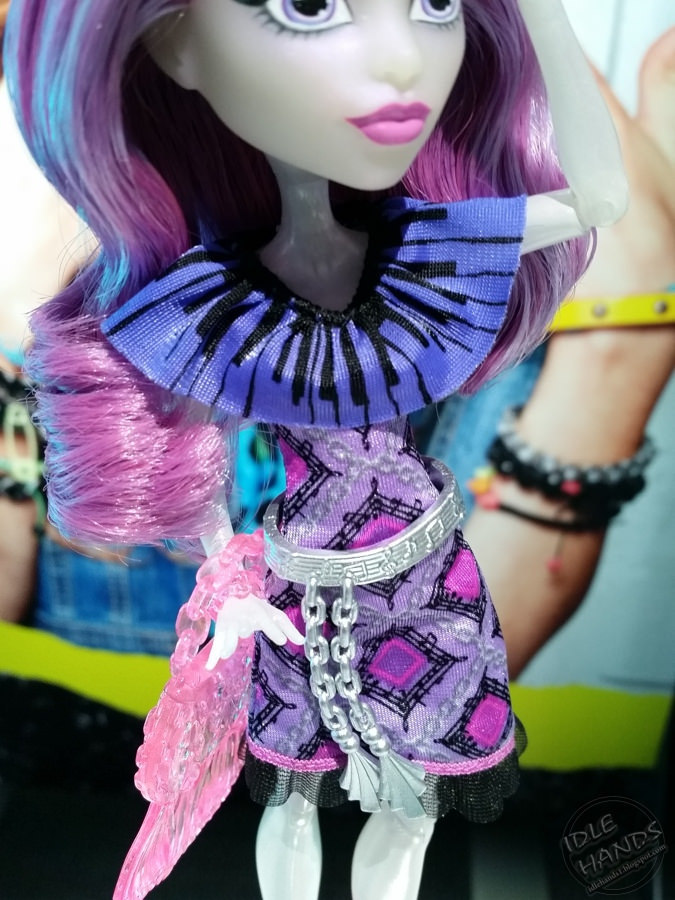 listie:

Detail pics of Ari Hauntington dolls, both singing &amp; basic versions.It’s hard to see, but her chain bracelet has a little music note charm on it. There’s a continuing fringe, chain &amp; musical note motif in her style.Source; https://www.flickr.com/photos/paulnomad/albums/72157664821522525(sorry if repost)