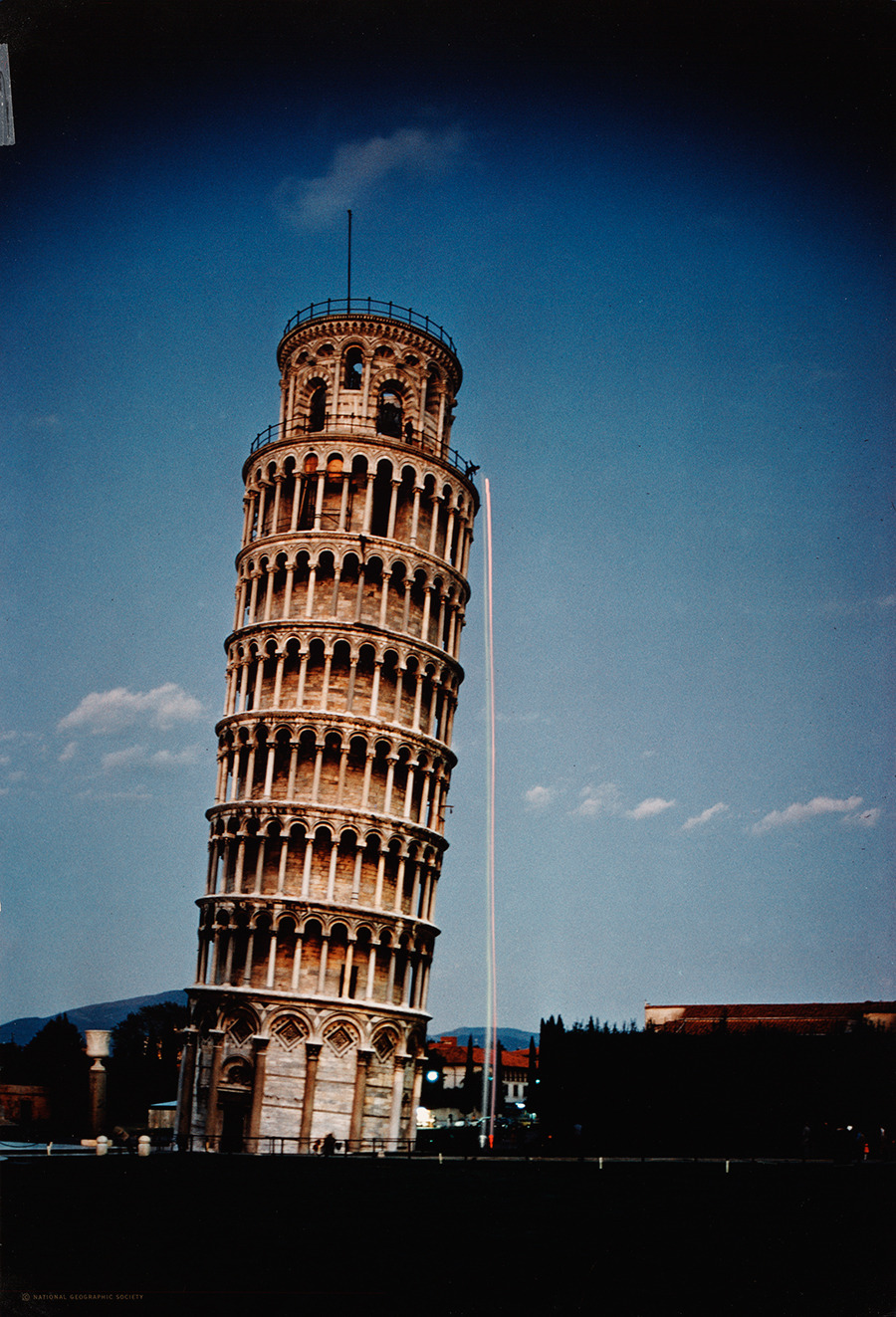 Dos bolas cayeron de la torre de Pisa Galileo reproducción y rsquo; s experimento, noviembre de 1974.Photograph por Luis Marden, National Geographic