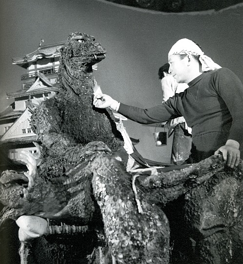 higuchinko:

Behind the scenes of Godzilla movies, 1954-1965 | Retronaut
