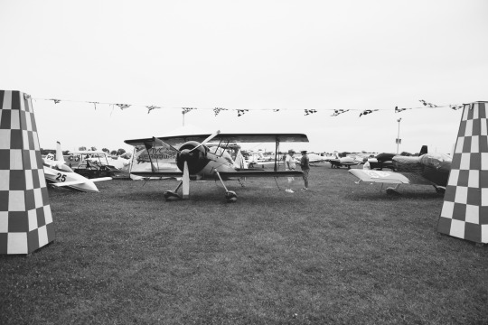 Acrobatic planes (center) park right next to experimental planes (left). Image credit: Adam Senatori/GE Reports