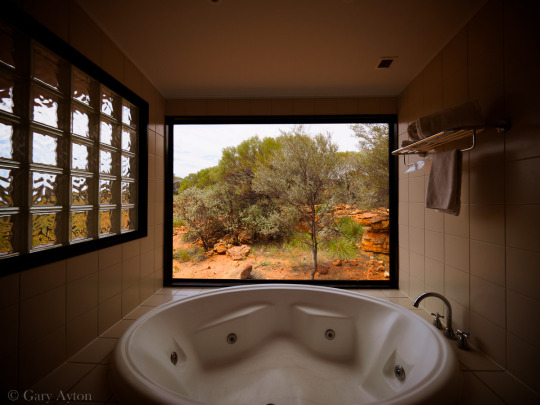 Kings Canyon Resort deluxe room spa with view