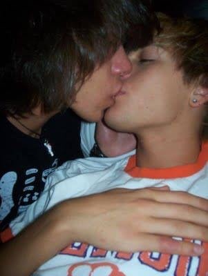 Gay emo boys kissing